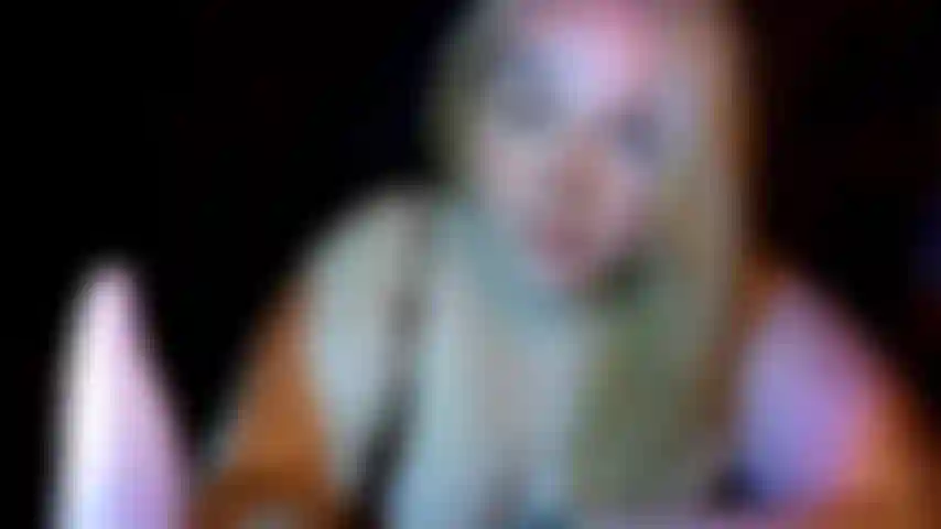 Cuspindo e babando por 2 minutos seguidos.