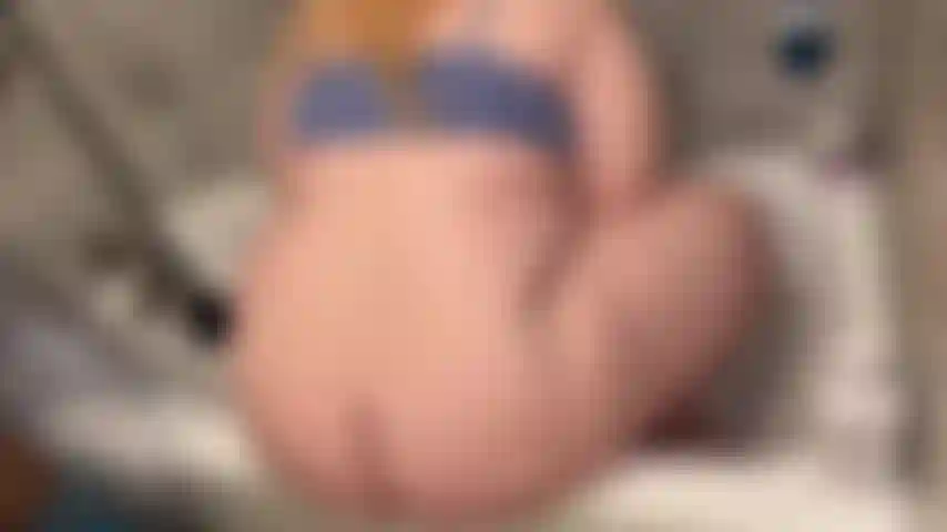 Pawg anda de bbc no chuveiro enquanto o marido está no trabalho.