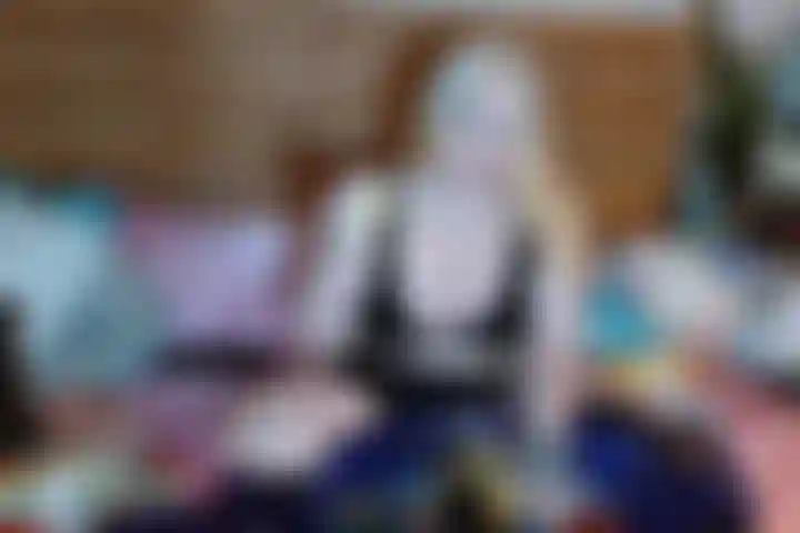 Bebendo refrigerante e arrotando.