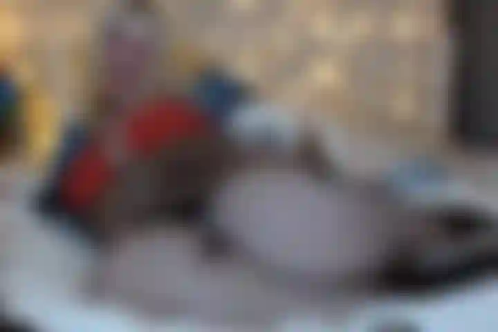 Adoração de pés em meia arrastão e cosplay de boneca bratz.