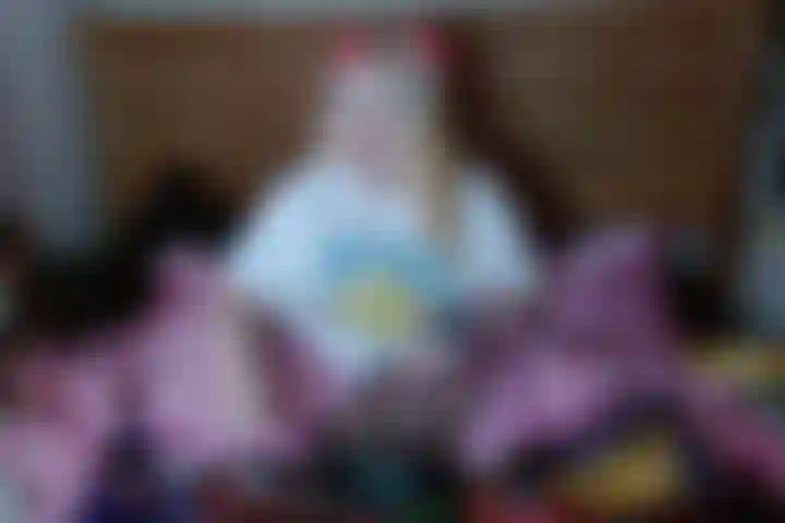 Lendo o topless e exuberante do meu dm.