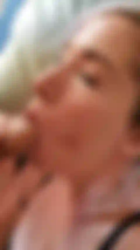 Chupando um pau de verdade com gozada facial.