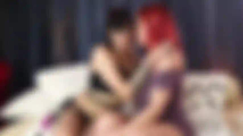 Lésbica brincando com vibrador.