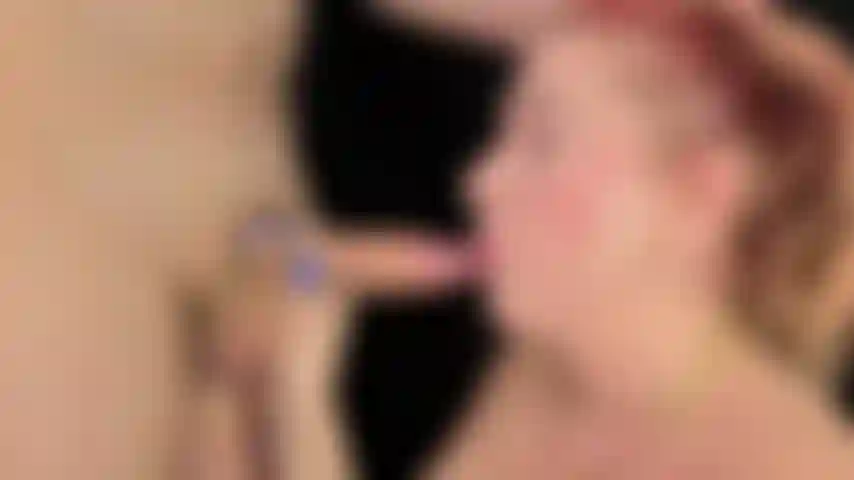 Boquete extremamente desleixado com garganta profunda e gozada facial.