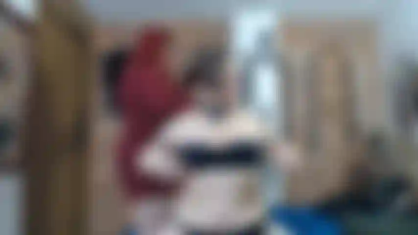 Rosto de meias de fetiche, peso de asfixia e pinça.