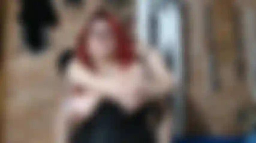 Leah brincando com os peitos grandes da mara.