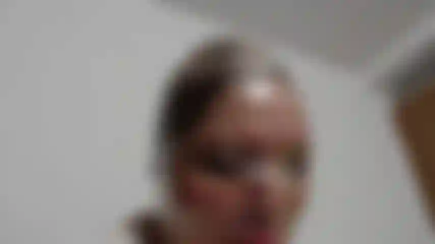 Leah submissa com máscara branca e calcinha na boca, recebe jatos de água para brincar com a respiração.