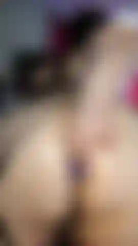 Foder o cu com plug anal e óleo+twerk em close-up.