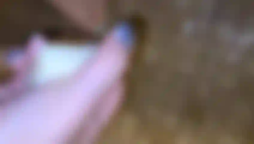 Lavando os pés de adolescente no chuveiro.A deusa latina <span translate='no'>VixenVioletBlue</span> com os dedinhos pintados de azul lava seus dedos e solas dos pés com sabão.