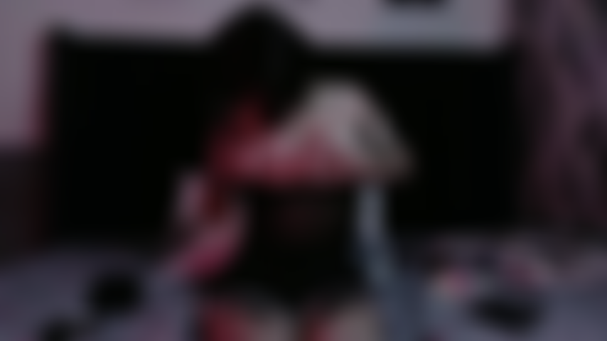 Essa garota morena precisa ser punida.