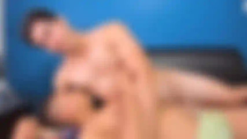 Jogo de mamilos e massagem no peito.