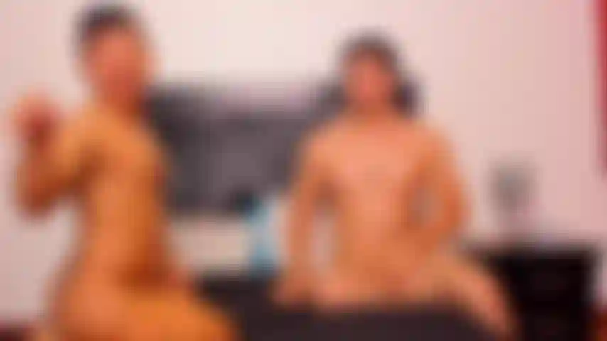 Marcello chupa o pau do felipe bem fundo e o felipe fode ele e cachorrinho eles o marcello cavalga o pau dele até o felipe gozar grande na bunda e na boca.