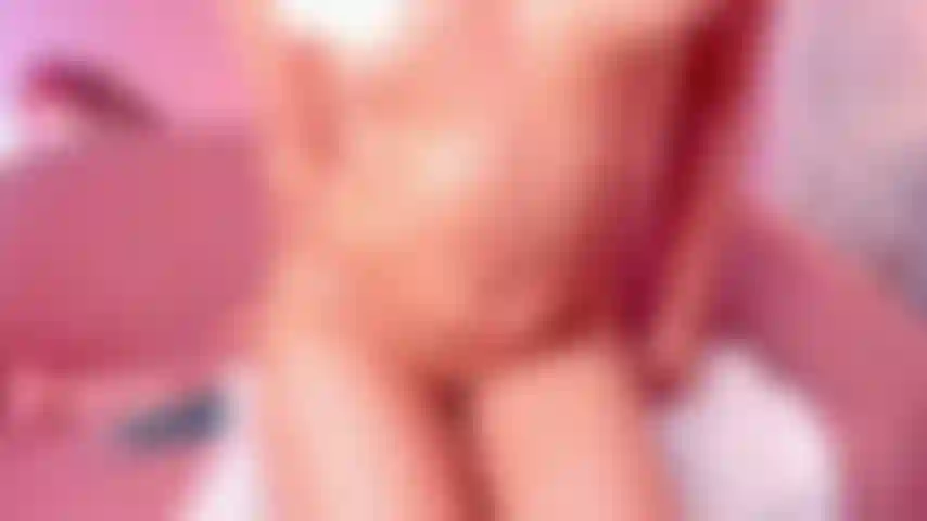 Óleo no meu corpo e brincando com minha buceta com meu dildo.