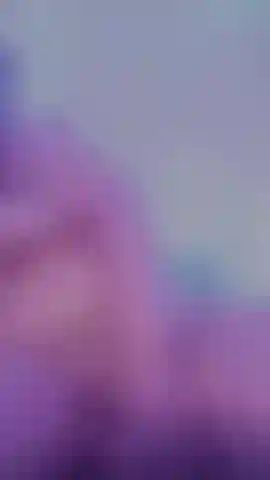 Uma cowgirl cavalgando com meus peitos grandes balançando.