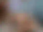 Mostro meus pés descalços e encorajo você a se masturbar em todos os meus pés. Muita alegria.