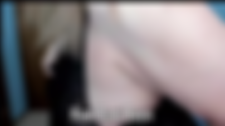 De meia-calça e salto.