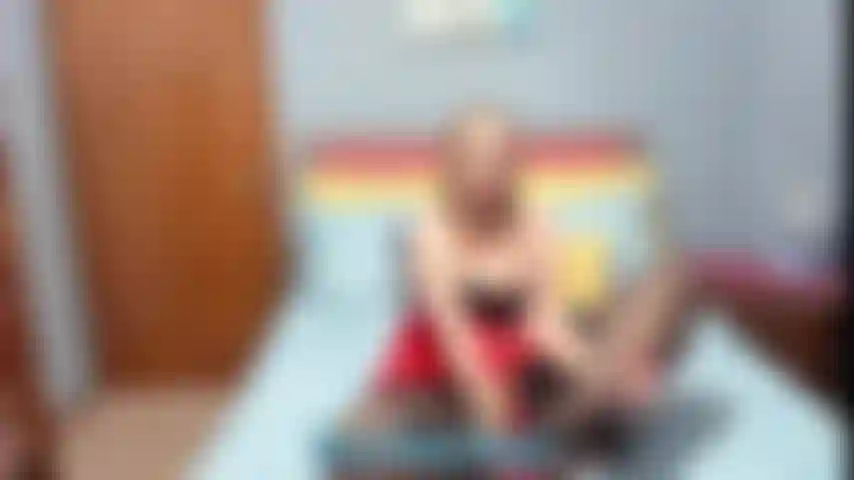 Stocking provoca conversa suja - mostro minhas pernas com meia preta e salto vermelho e depois provoco com minha bunda grande. Monto um brinquedo e balanço minha bunda grande.