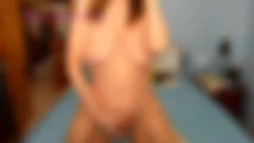 Cavalgando saltando implorando por esperma-eu subo no meu brinquedo e monto assisto meus peitos balançando e bunda saltando então eu imploro por sua porra.