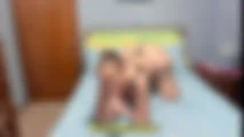 Chupador de pau sujo - chupo vibrador de bruços e bunda para cima tremendo e gemendo.