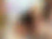 Neste vídeo estou usando uma saia preta de pvc brilhante e top modelando ela, te provocando com a minha bunda. Então faço um show de ouro me despindo, falando sacanagem te encorajando com alegria.