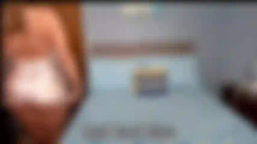 Uma camisola curta de cetim e exibicionista.