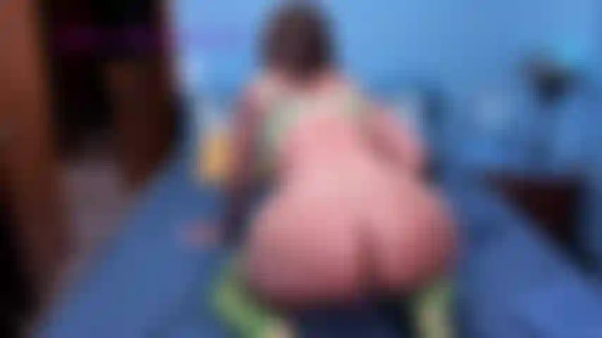 Vibeonclitglassdildoinass- eu uso uma vibração na minha buceta e vibrador de vidro na minha bunda.