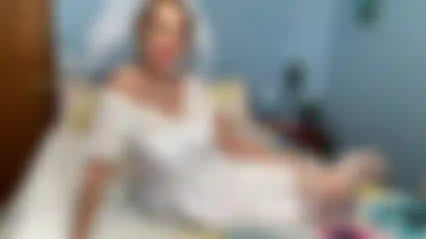 Vestida como uma noiva no halloween. Muitas encenações como a noiva sacana traindo o marido no dia do casamento. Conversa suja, joi, brincadeira de dedo e brinquedo.