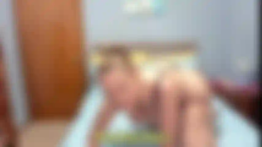 Joi para bunda com conversa suja - usando fio dental preto acanhado, sacudindo a bunda e depois uso meu vibrador para acariciar e dar instruções. Muita sacudida de bunda e depois passeio de brinquedo com joi.