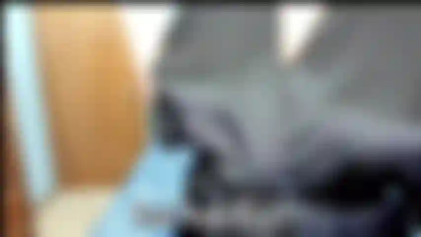 Tirando a meia-calça e falando sacanagem.