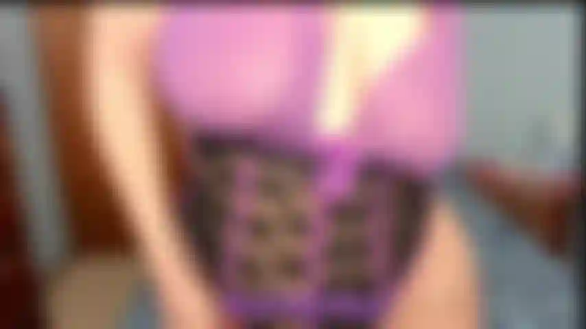 Sacanagem chupando pau e cavalgando - usando um ursinho roxo sexy eu chupo um vibrador lentamente enquanto mostro a bunda e agito e depois monto o brinquedo balançando o bumbum.