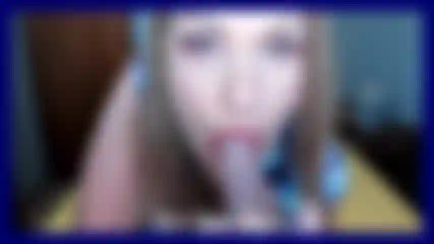 Chupando e fodendo um vibrador - exibindo uma calcinha sexy em um vestido sexy e depois chupando um vibrador, abrindo as pernas em saltos azuis. Conversa suja.