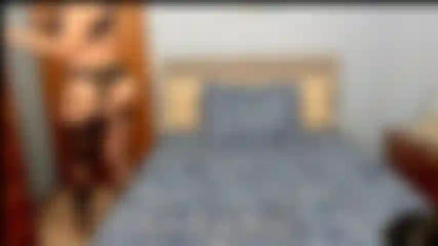 Com a bunda balançando em meia-calça liga.