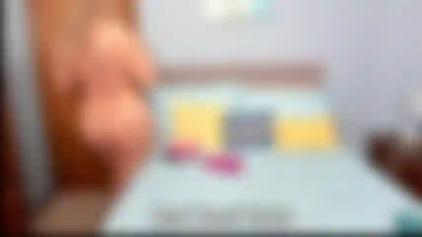 Provocação com calcinha de cetim - observe-me experimentar vários pares de calcinhas de cetim, colocá-las em camadas e depois tirá-las uma de cada vez enquanto provoco com minha bunda grande.