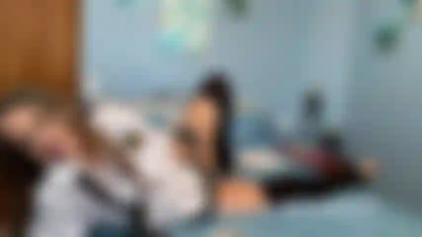 Vestida como uma encenação de garota da escola preparatória para a faculdade, conversa suja, conversa de sacanagem joi provocando você com minha bunda, encorajando você a gozar nela.