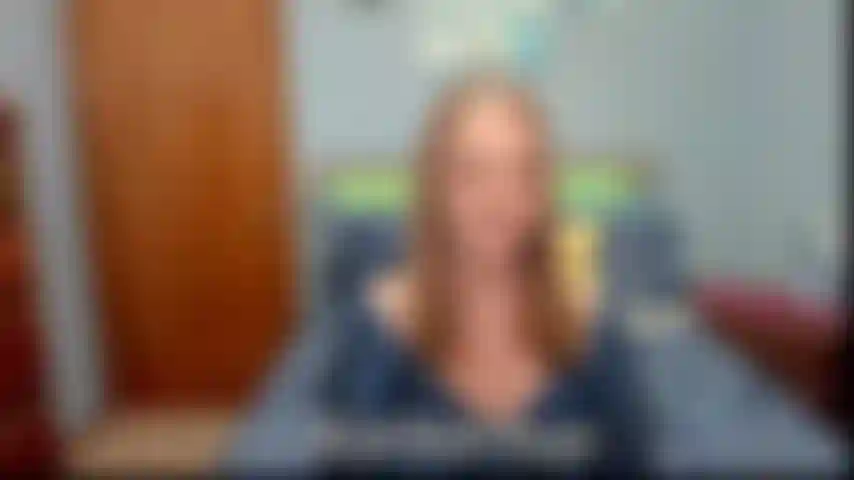 Calças justas de couro provocam a bunda grande - eu modelo um par de calças de couro justas e depois as tiro e provoco com minha bunda grande.