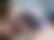 Vestida com um vestido justo preto e meia-calça preta e salto alto. Deito de barriga para baixo exibindo bunda coberta de meia-calça. Chupo vibrador e falo que é seu pau. Eu chupo e engasgo um pouco enquanto olho na cam.