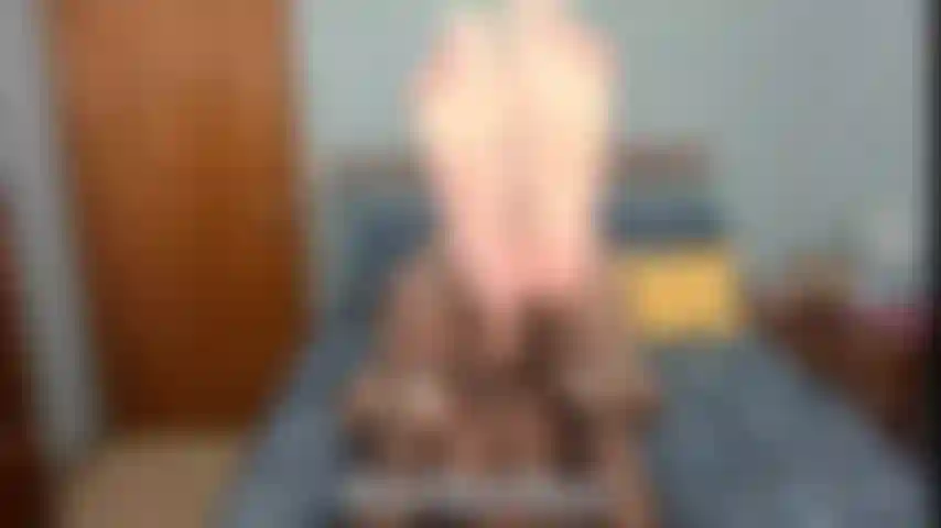 Cheire e acaricie meus pés # 2 - vídeo curto de provocação de pés onde eu digo para você cheirar meus pés e acariciar seu pau para mim. Close up de solas nuas e enrugadas enquanto dou joi.