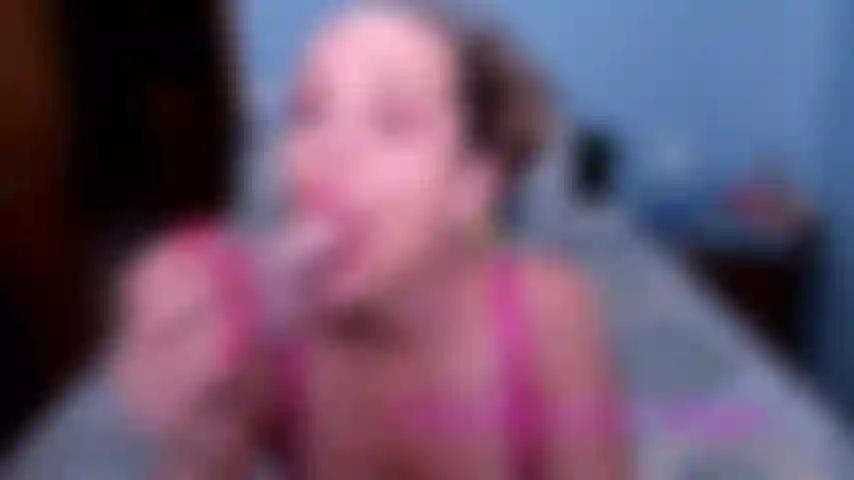 Hot show gravado de mim chupando vibrador dando um boquete desleixado com muita saliva e engasgos.
