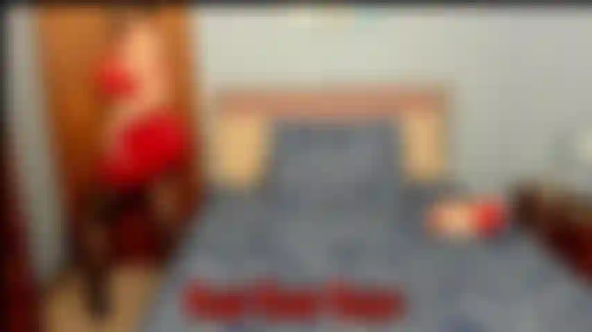 Madrasta safada provoca em lingerie e fode buceta com brinquedo.