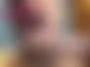 Pequeno clipe de mim chupando um vibrador falando sobre como eu quero chupar seu pau e engolir seu esperma. Cuspe desleixado e barulhos altos de sucção.