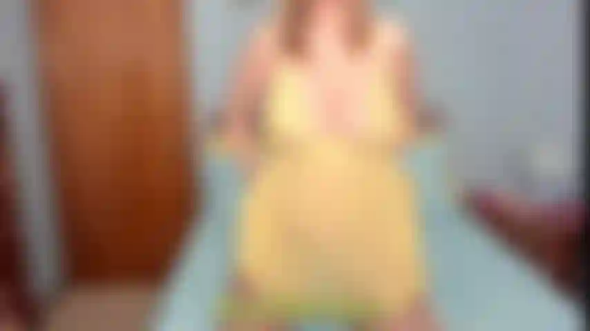 Twerking a bunda e fodendo com os dedos pov- eu balanço minha bunda grande, twerk e depois toco minha buceta apertada de perto.