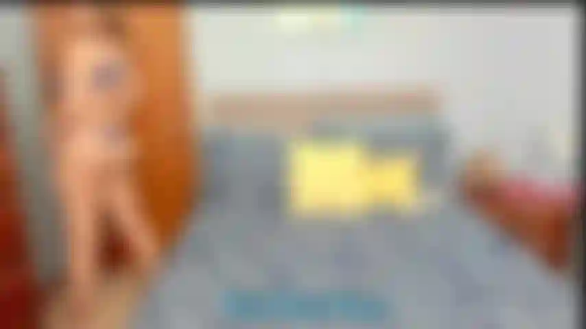 Modelo de lingerie azul sexy, espalhando buceta estilo cachorrinho.