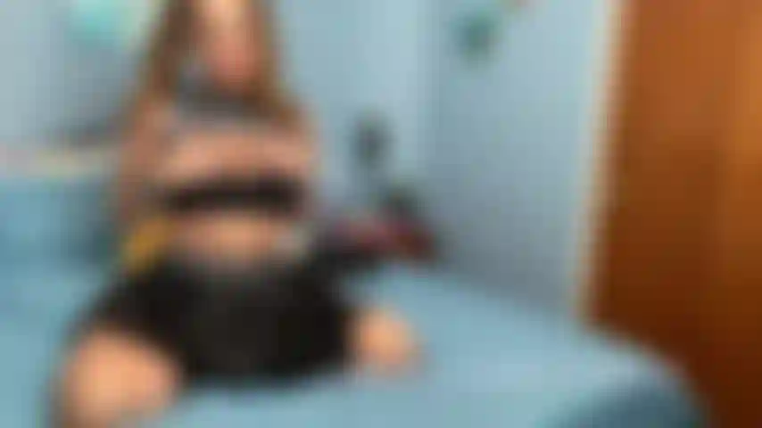 Neste clipe de lata gravado, estou tendo uma conversa por telefone sobre cuckholding enquanto estou interpretando um personagem em uma fantasia de líder de torcida. Conversa suja, porra de vibrador. Mostro minha bunda grande, buceta apertada e peitos maduros.