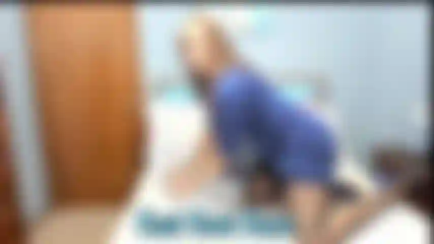 Fodendo com brinquedo em meias de náilon e saltos - vestido azul sexy e meias de náilon pretas, provocando, exibindo a bunda e depois fodendo a buceta com o brinquedo com as pernas abertas.