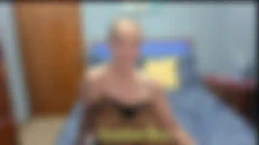 Adore minha bunda e sola pov-eu mostro minha bunda grande e digo para você adorá-la com meus pés.