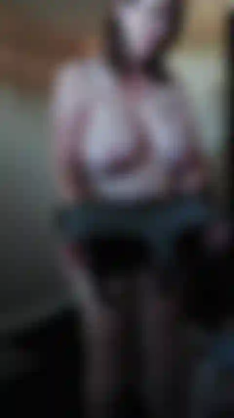 Eu exibindo meus peitos grandes e gostosos.