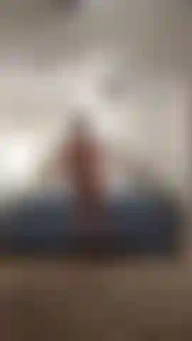 Um marido sexy dando tapas na bunda e acariciando seu pau.