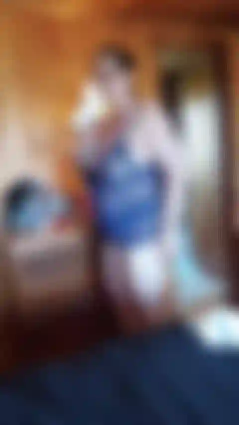 Esposa sexy milf com sua lingerie azul parecendo gostosa.