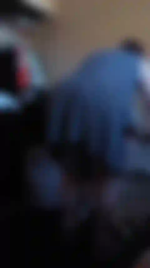 Vamos ver aquela bunda nua, lindos peitos.