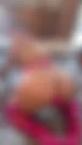 Bunny balança a bunda com plug anal.